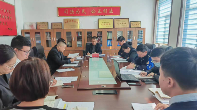 白石山林区基层法院召开党组（扩大）会议