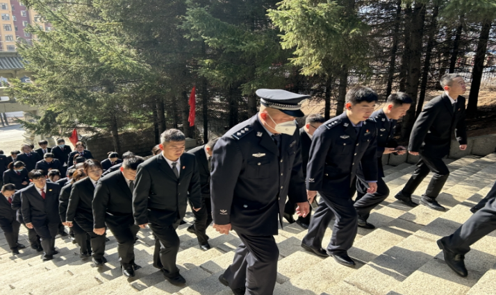 缅怀革命先烈 汲取奋进力量