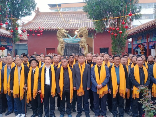 祭奠先祖缅怀先人，幸福满满不忘党恩