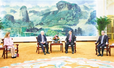 习近平会见法国梅里埃基金会主席梅里埃夫妇