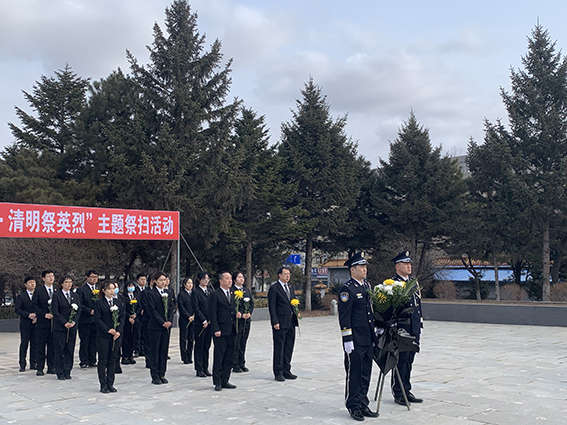 宁江法院组织清明节祭扫烈士墓活动
