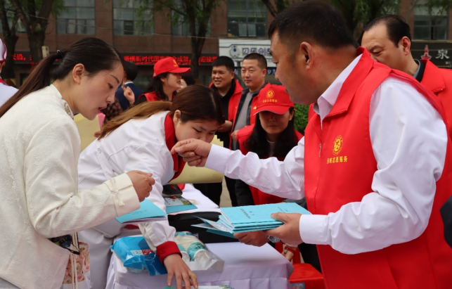 西峡县人大开展“支部党员进社区为民服务送