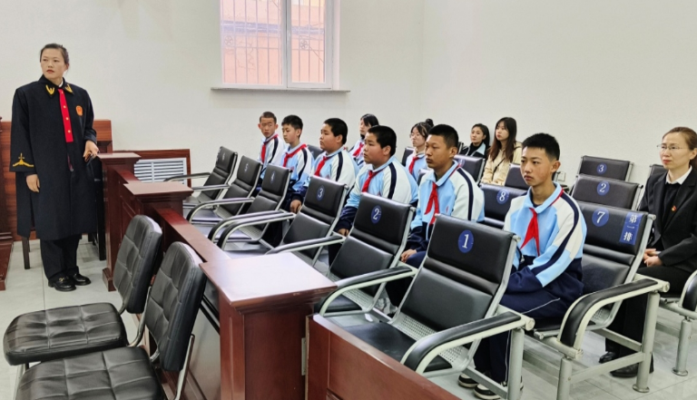 “零距离”观摩庭审 让法治教育“活”起来