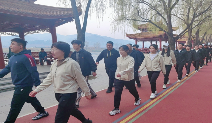 环岛健步行 强身扬风采