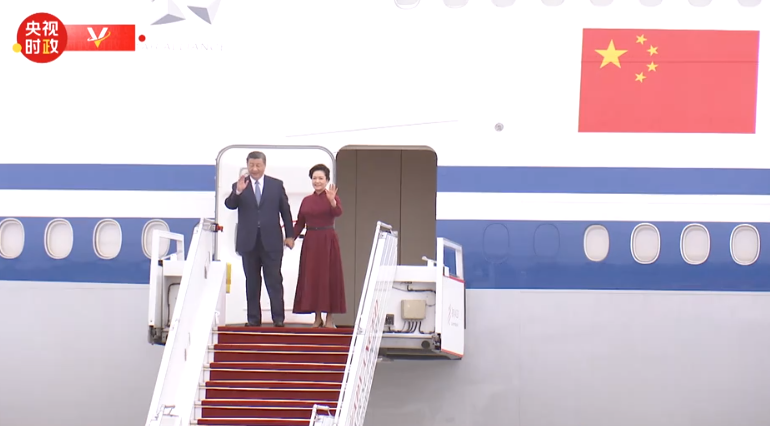习近平抵达巴黎开始对法国进行国事访问