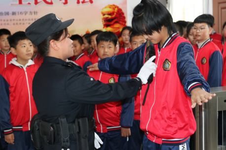 八道沟法庭为在校学生种下法律种子，培育法