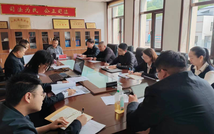 白石山林区基层法院召开党组（扩大）会议