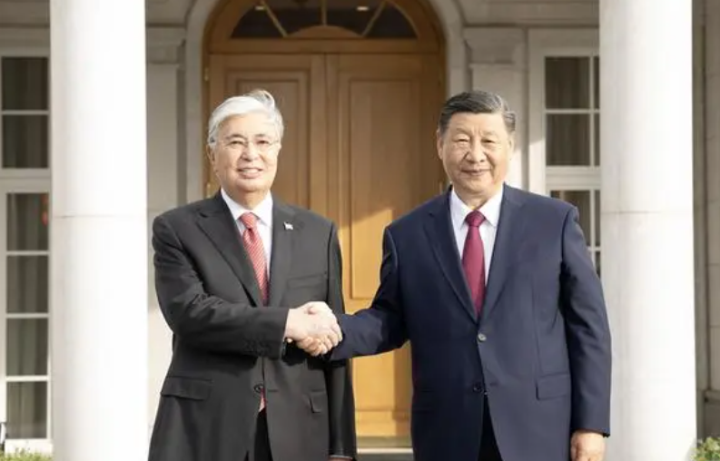 习近平同哈萨克斯坦总统托卡耶夫举行小范围