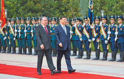 习近平同塔吉克斯坦总统拉赫蒙举行会谈