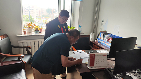 前郭法院：古稀老人遭欠薪 法官调解暖人心