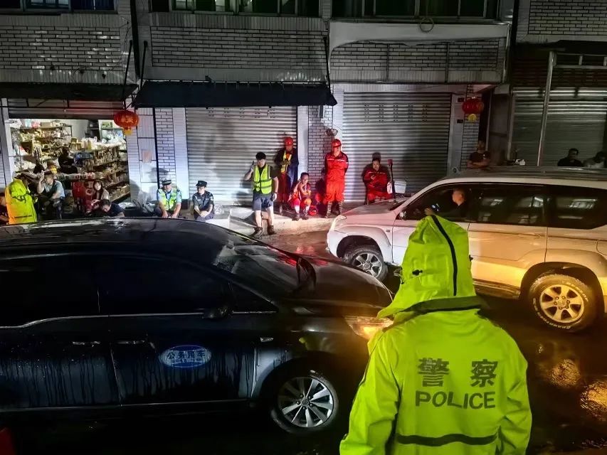 暴雨中他们“逆行而上”，泥泞中他们趟出希