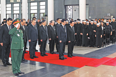 习近平总书记特别代表王沪宁赴越南吊唁阮富