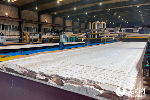 盐湖集团一处钾肥生产线,“富钾一方”的察尔汗盐湖,间接丰实了中国人的粮仓。 人民网记者 甘海琼摄