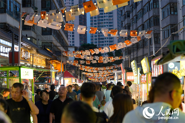 夜幕降临,西宁市大新街夜市人头攒动,“美食热”激发“文旅热”、澎湃了“夜经济”。人民网记者 甘海琼摄