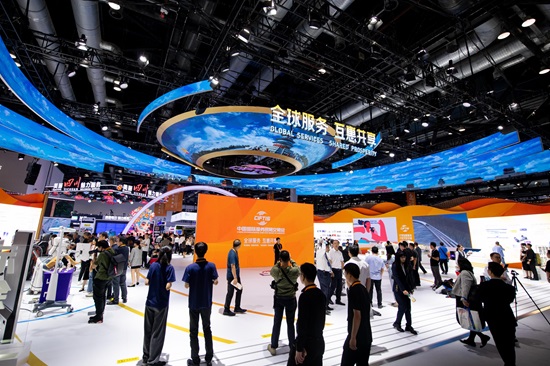 在国家会议中心，观众正在参观2024年中国国际服务贸易交易会成就展。人民网记者&nbsp;翁奇羽摄