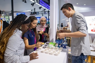 观众正在品尝伊朗的藏红花茶。人民网记者&nbsp;翁奇羽摄