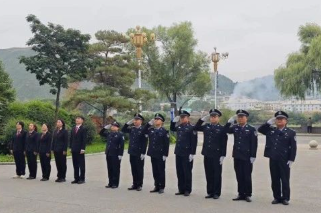 庆祝新中国成立75周年丨长白法院举行升旗