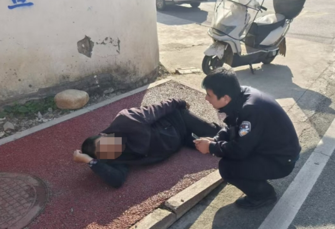 南阳桐柏县公安局：智障男子躺路边 民警巡