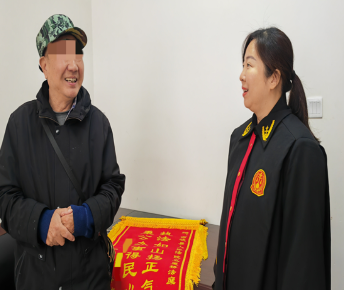 南阳西峡县法院：七旬大爷赠锦旗  适老诉