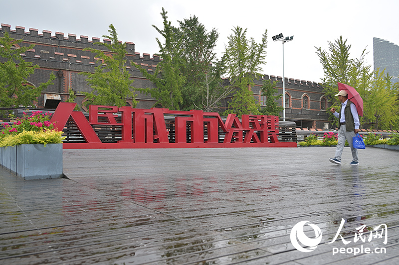 2024年10月16日，市民在上海杨浦滨江游览。杨浦滨江作为人民城市理念的提出地，通过持续推进公共空间贯通，不断优化综合环境提升，努力把人民城市建设“施工图”高质量转化为“实景画”。人民网记者 龚莎摄