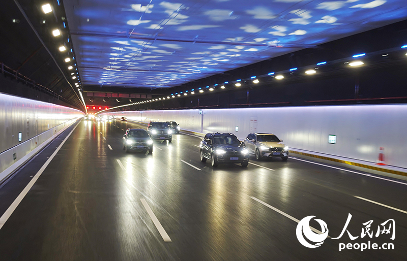 2024年6月30日15时，广东深圳至中山跨江通道（简称深中通道）正式通车试运营。据了解，深中通道海底隧道为世界首例双向八车道海底沉管隧道。人民网 朴馨语摄