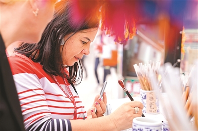 外国人来华便利度提升促进“中国游”火爆