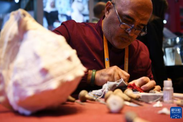 跨越山海 意大利贝雕艺术闪耀进博会