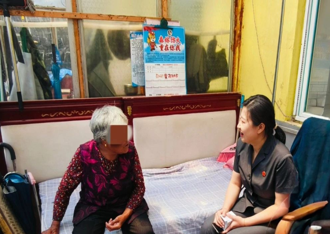 长白人民法庭：法官上门送达，让司法服务零