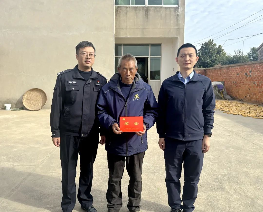 危急时刻，62岁村民百米宽河中奋勇救人