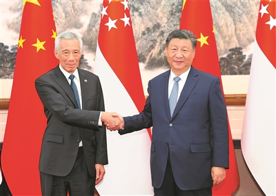 习近平会见新加坡国务资政李显龙