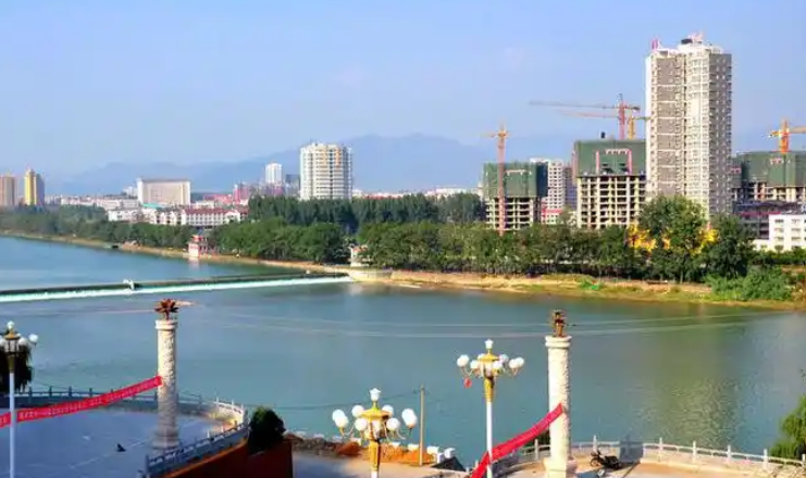 文/寒溪：站在寺山看山城