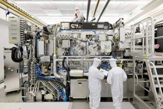 中国芯片获得突破，荷兰光刻机降价，众多美