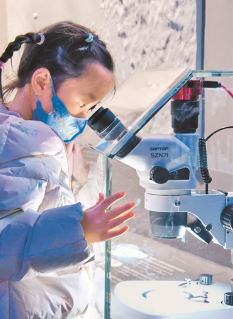 嫦娥五号月球样品展吸引众多学生