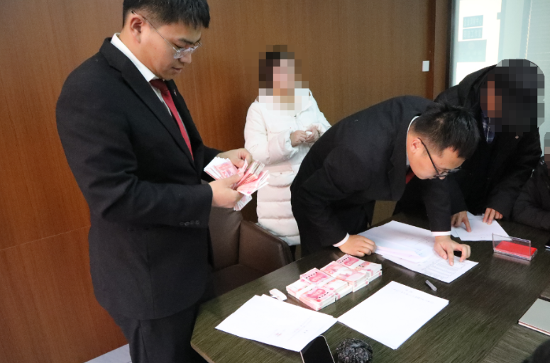 带着辛苦钱 回家过好年