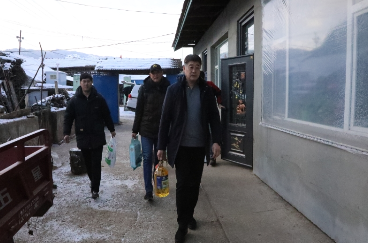 心系困难群众 寒冬送与温暖