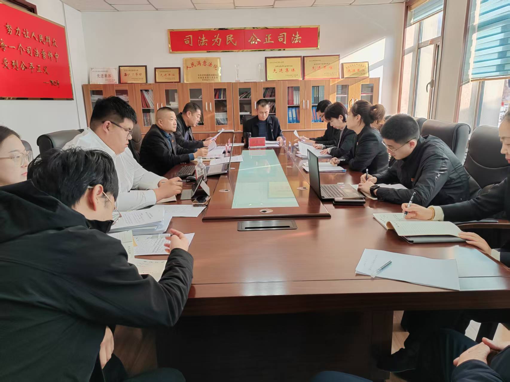 白石山林区基层法院召开党组（扩大）会议