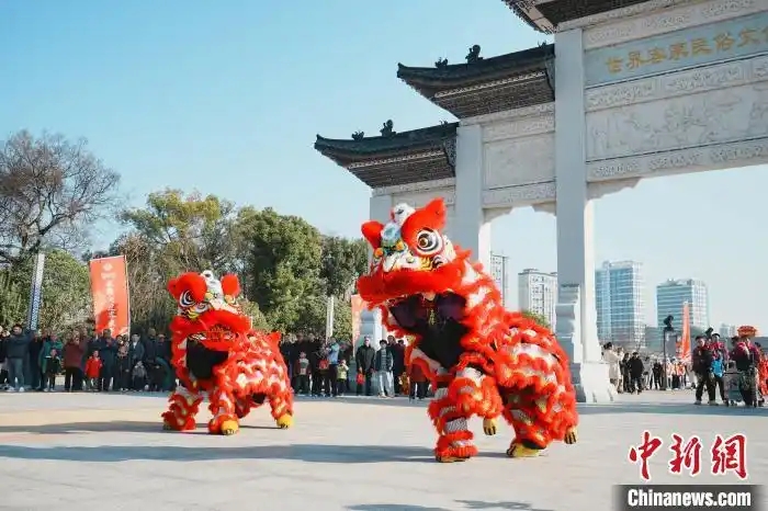 （新春走基层）舞瑞狮 板龙灯 非遗引领江
