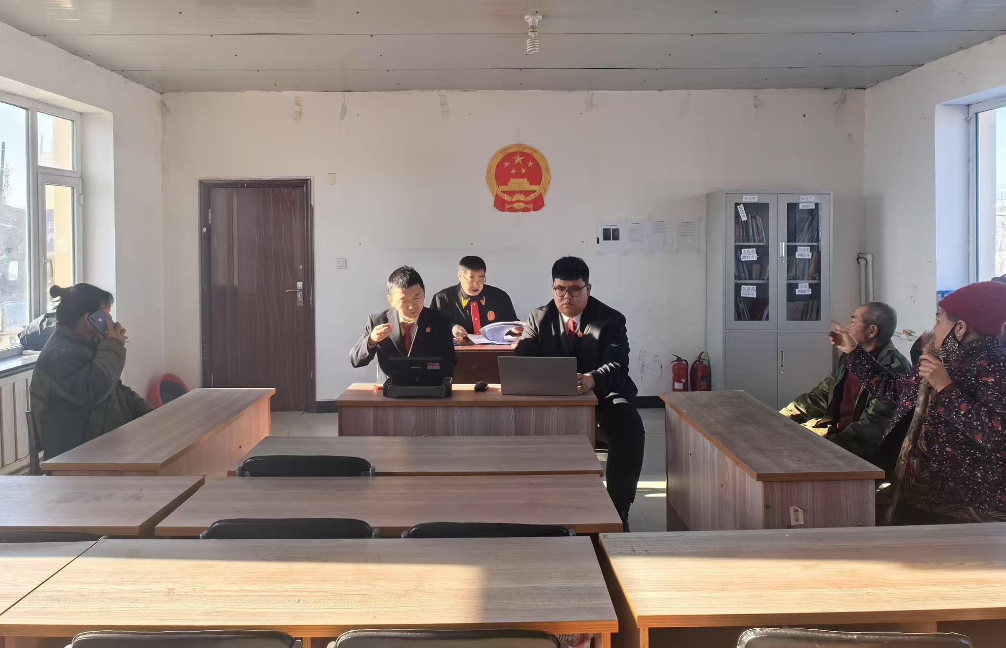 背着国徽审判，司法为民暖人心