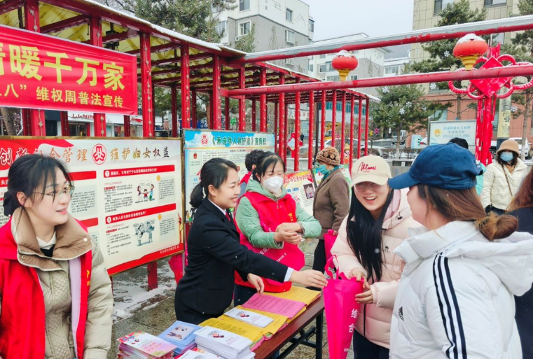 长白人民法庭开展守护“她”权益普法宣传
