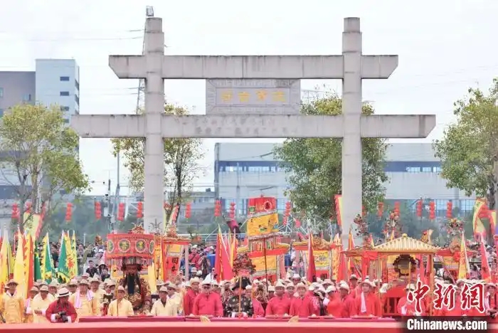 “波罗诞”“正诞日”人气旺 市民争看“五