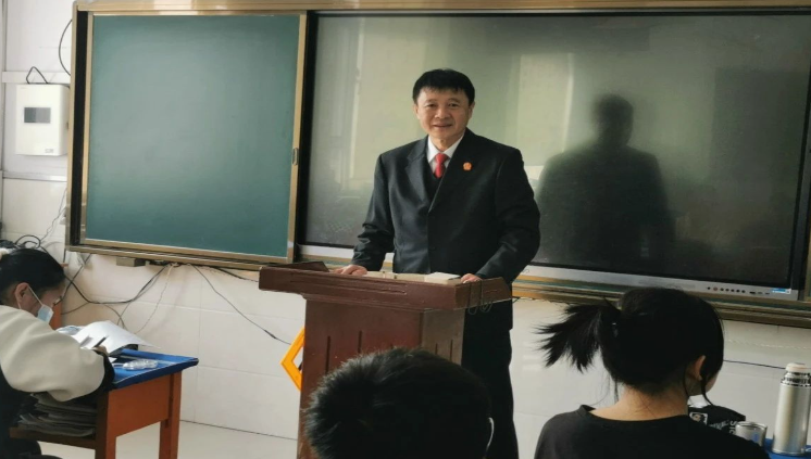 长白法院组织开展“开学第一课”活动