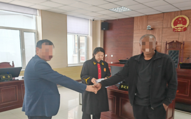 永吉法院：雇人耕地起纠纷 法官调解促事结