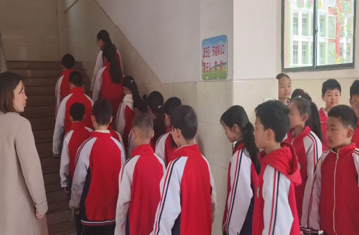 筑牢安全防线 守护成长之路