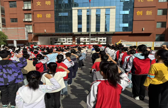 筑牢防溺水安全防线，五里桥镇一中心小学在