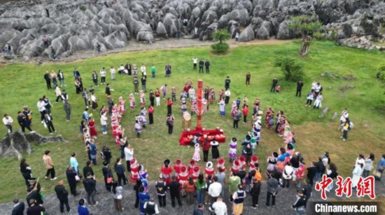 四川兴文苗族花山节超万人热闹“踩花山”