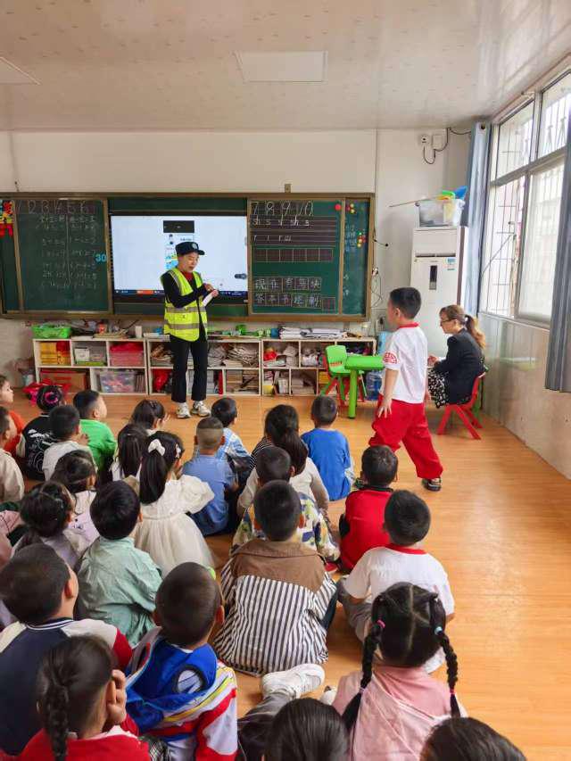 寓教于乐筑防线，协同共育护成长