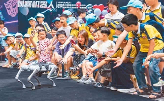 小朋友与机器狗互动 感受科技魅力