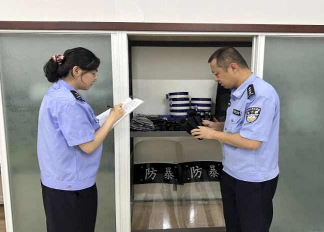 长白法院司法警察大队开展装备库全面清点保