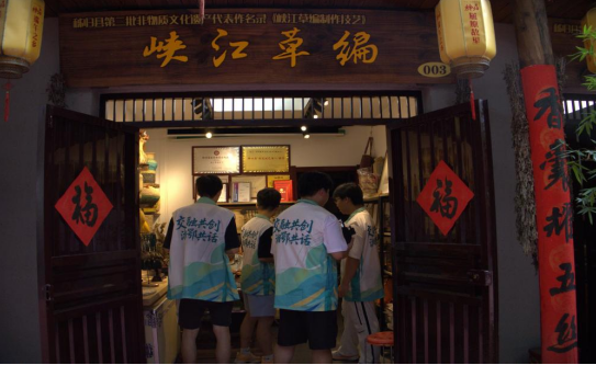 在峡江草编中触摸非遗文脉