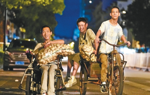  00后脑瘫小伙组团创业（暖相册） 